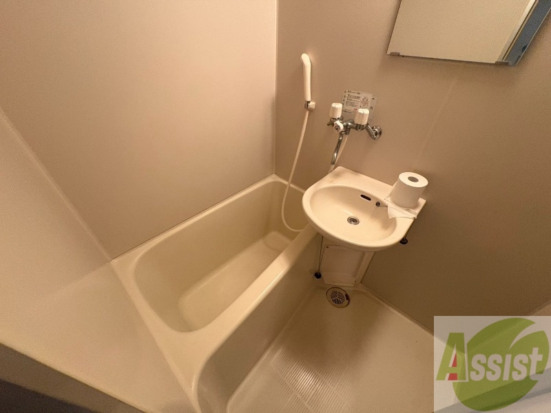 バス・シャワールーム　バスルームはこちらです。広々としてゆったり休めます。