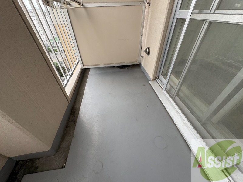 バルコニー　バルコニー。洗濯物がはかどりそうな広さがありますよ。