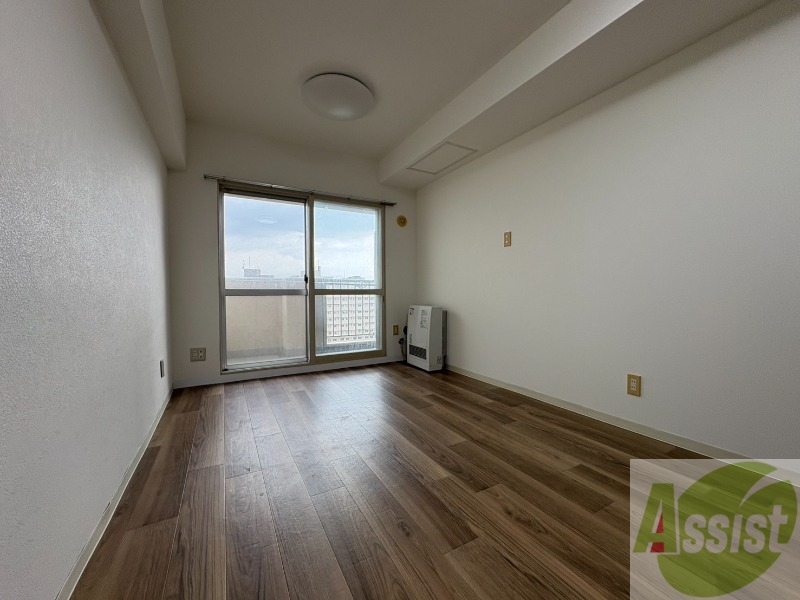 居室・リビング　７．５帖の洋室です。広々として、きれいですね。