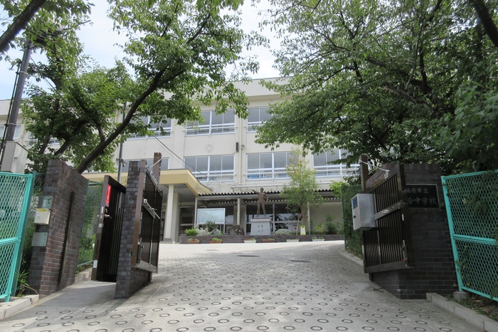 中学校　柏原市立国分中学校（中学校）まで700m