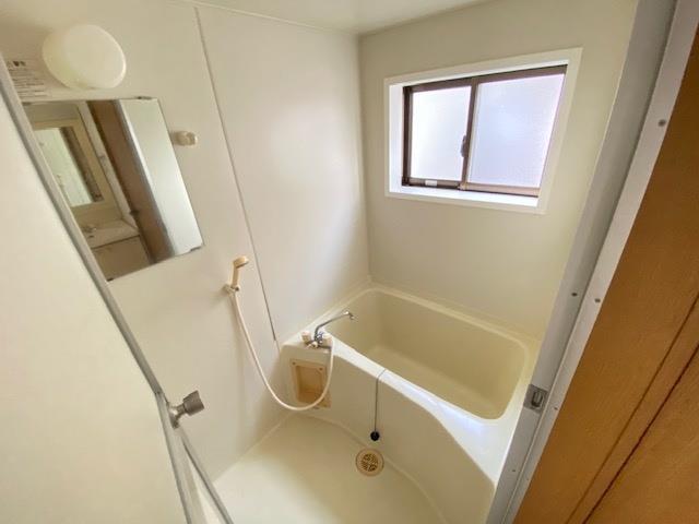 バス・シャワールーム　同タイプの別部屋の写真です