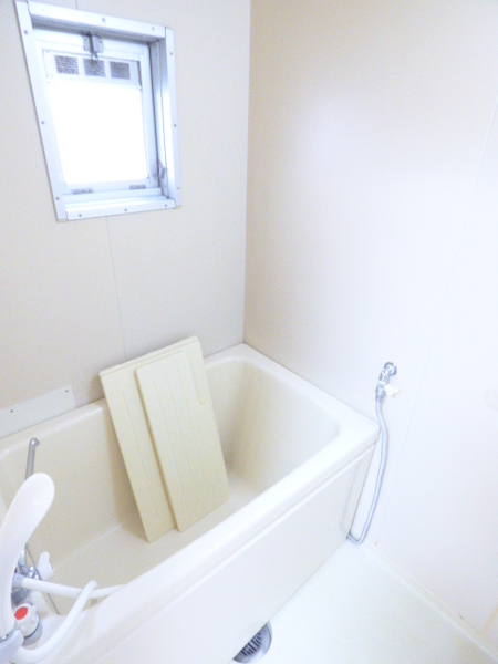 バス・シャワールーム　換気窓付き浴室