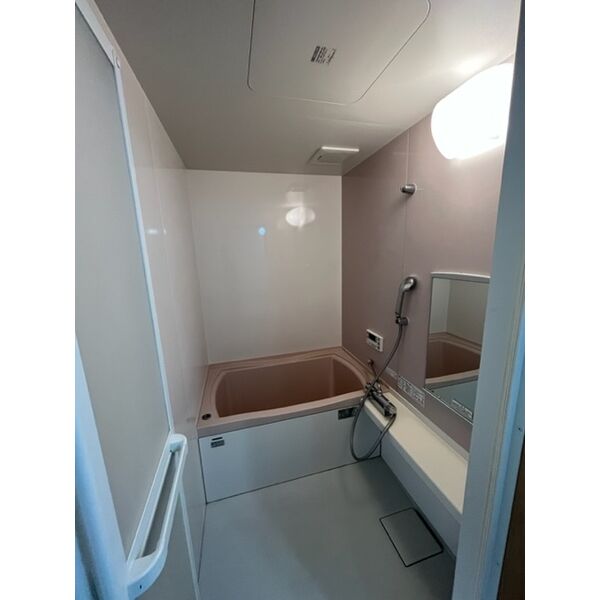 バス・シャワールーム　掲載写真は同型モデルを掲載しており実際のお部屋と仕様等が異な