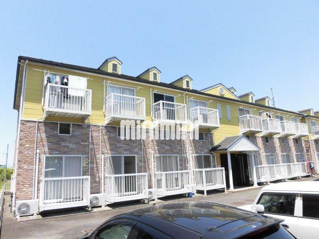 建物外観　黄色と赤のレンガ調のツートンカラー。