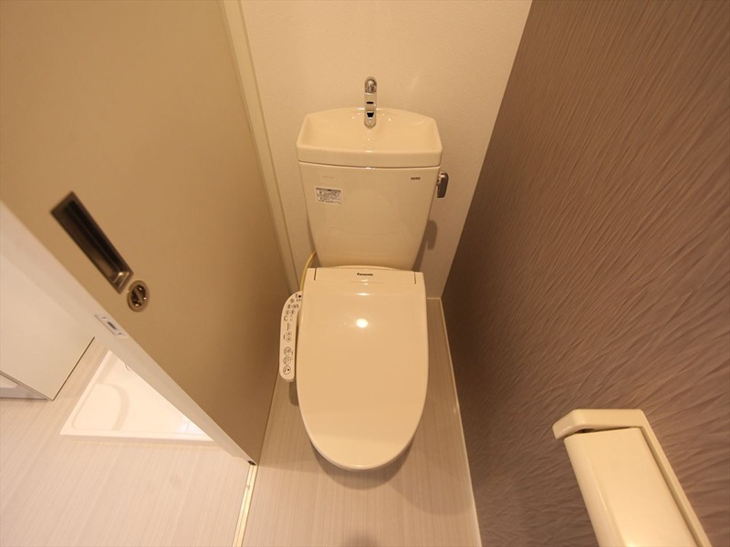 トイレ　温水洗浄暖房便座付トイレ　同型写真
