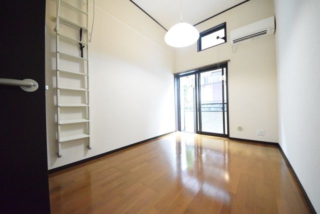 居室・リビング　★天井が高く開放感のある居室★