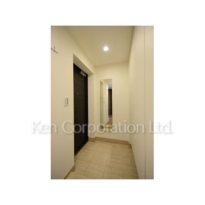 玄関　同タイプ7階のお部屋を撮影。仕様が異なることがあります。