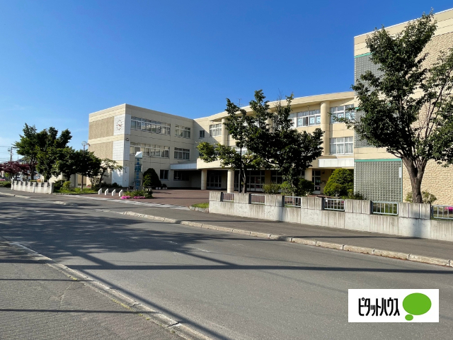 中学校　札幌市立新陵中学校（中学校）まで1033m