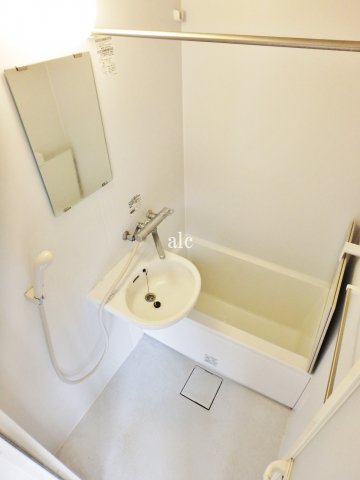 バス・シャワールーム　コンパクトで使いやすいお風呂です