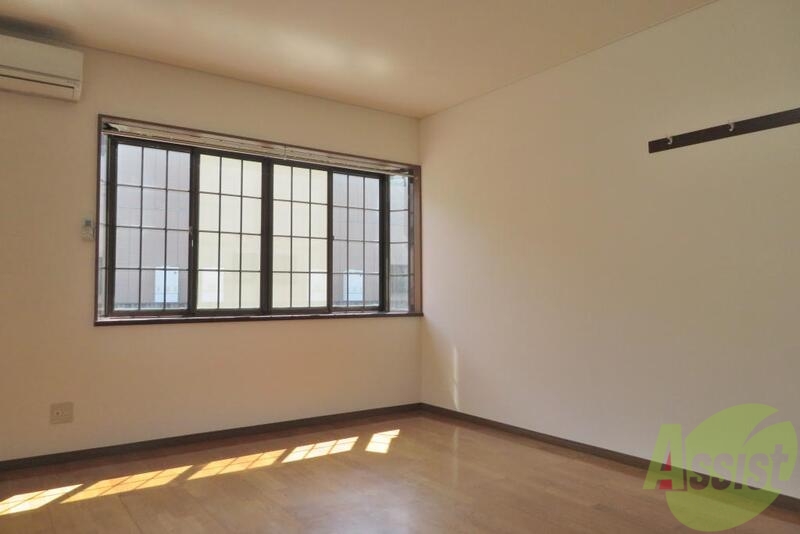 居室・リビング　お部屋は１０帖あって広々とした空間でイイ感じ。