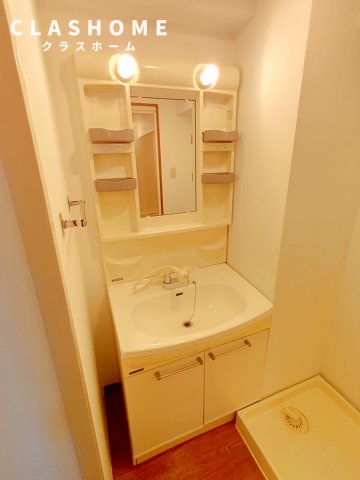 洗面設備　同物件の別部屋になります。