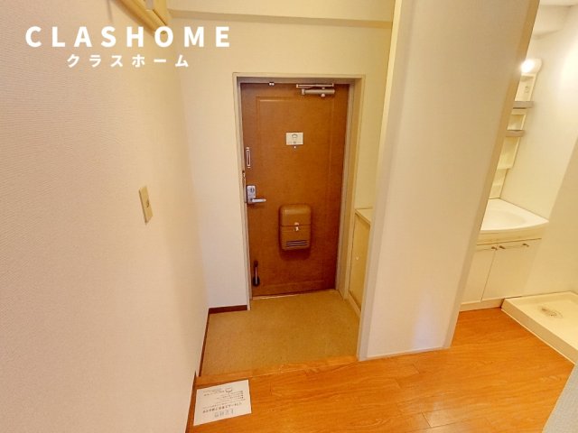 玄関　同物件の別部屋になります。