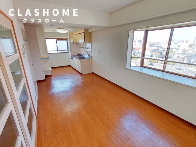 居室・リビング　同物件の別部屋になります。