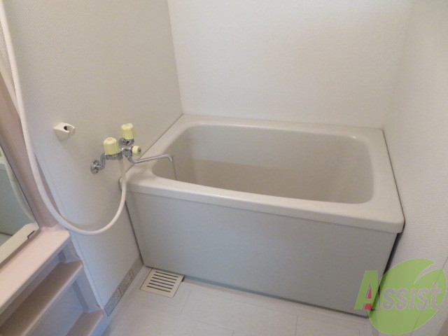 バス・シャワールーム　こちらはお風呂。一日の疲れをここで癒してください。