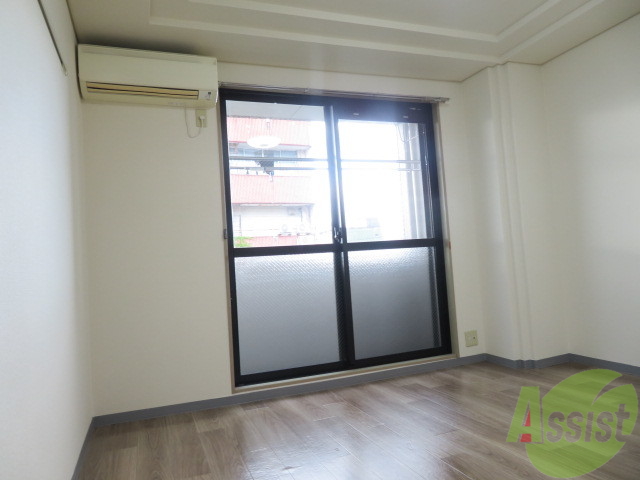 居室・リビング　リビングはこんな感じです。窓が大きくてよく陽が入ってきます。