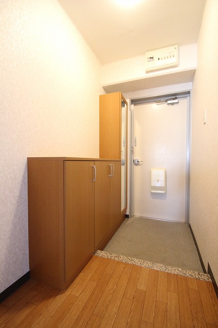 玄関　同物件別号室のものです。