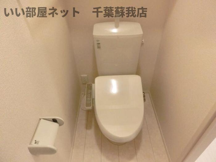 トイレ　落ち着いた色調のトイレです