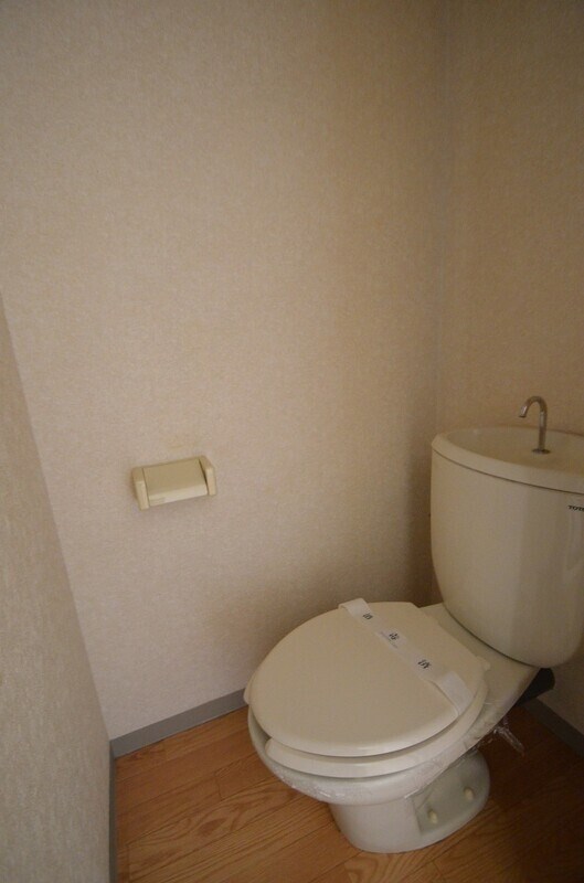 トイレ　※同物件の別のお部屋です
