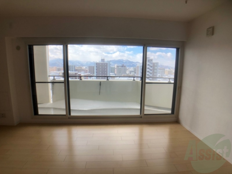 バルコニー　バルコニー。洗濯物がはかどりそうな広さがありますよ。