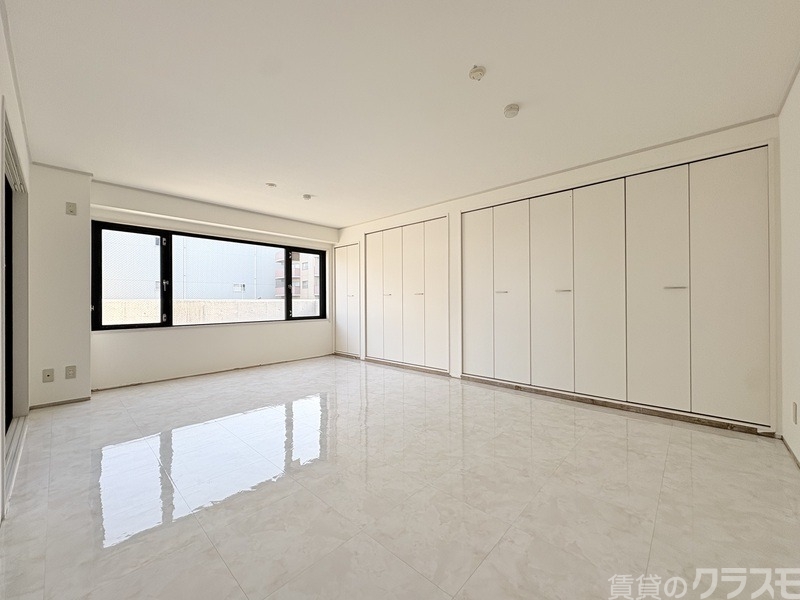 収納　白を基調にした明るいお部屋です。