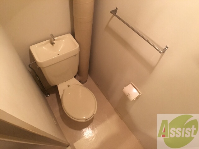 トイレ　トイレです。タオル掛けもあって便利ですね。