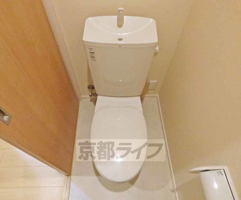 トイレ　手洗い場付きです