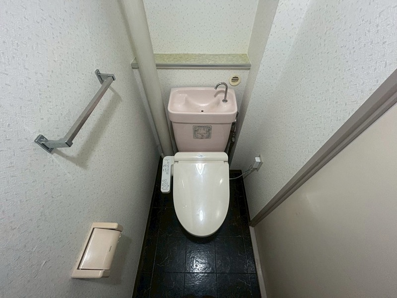 トイレ　※写真別号室写真参照 ※室内リフォーム中の為、現況優先