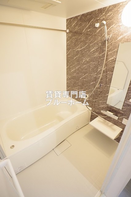 バス・シャワールーム　浴室乾燥機・追い炊き機能付きお風呂です！