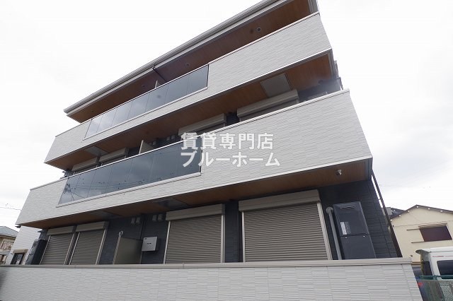 建物外観　軽量鉄骨造の3階建てです！