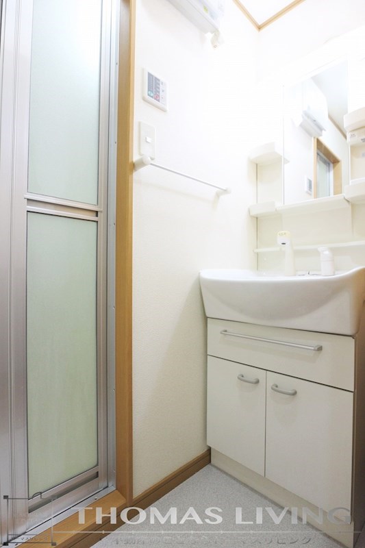 洗面設備　シャワー付きの独立洗面台です。