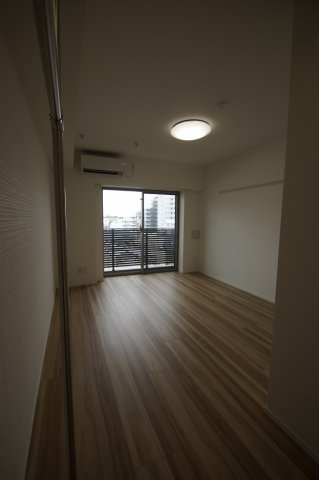 居室・リビング　落ち着いた色合いの床材を使用した居住空間です。