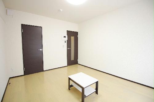 居室・リビング　右の扉を開けるとキッチン、左の扉はクローゼットです！