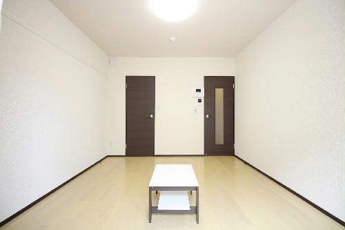 居室・リビング　シンプルな居住空間はどんな生活スタイルにもマッチします