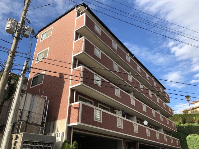 建物外観　オートロックで外部の人間が簡単に出入りできないため安心です。