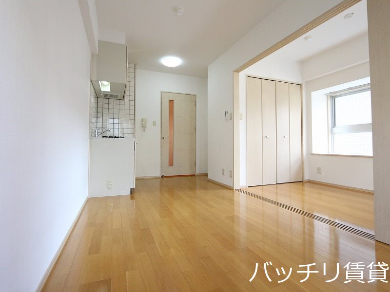 居室・リビング　別号室タイプの為、現状を優先いたします