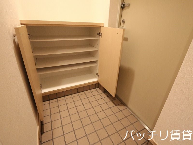 玄関　別号室タイプの為、現状を優先いたします