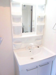 洗面設備　朝の支度にも助かる、独立の洗髪洗面化粧台