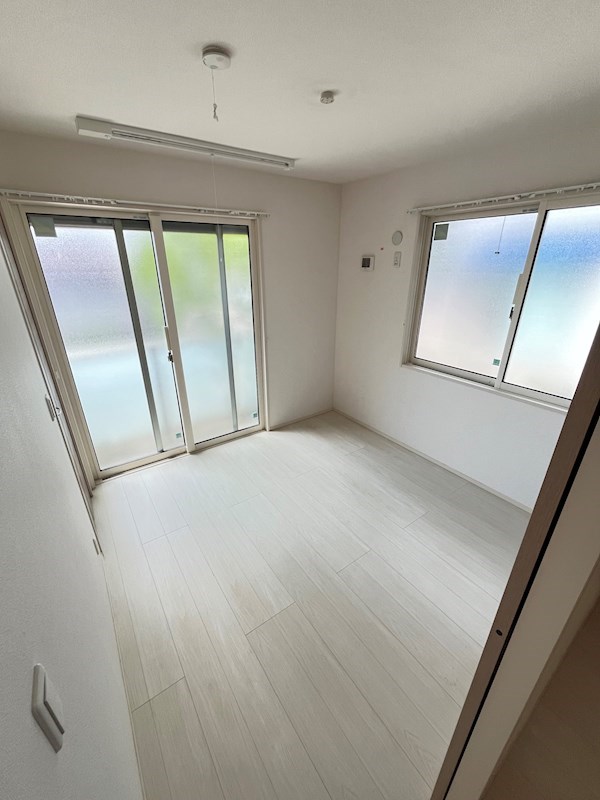 その他部屋・スペース　落ち着いた色調の寝室です