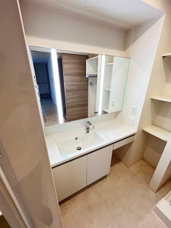 洗面設備　明るい洗面所です