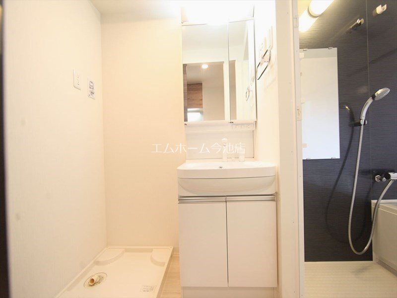 洗面設備　脱衣所　独立洗面台（シャンプードレッサー付）室内洗濯機置き場