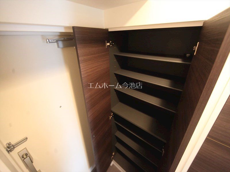 玄関　玄関　シューズボックス付（収納充実してます）