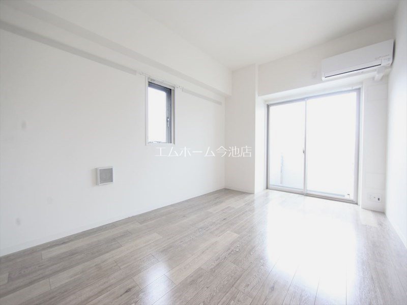 バルコニー　洋室9.1帖　エアコン付　収納充実　南向バルコニー