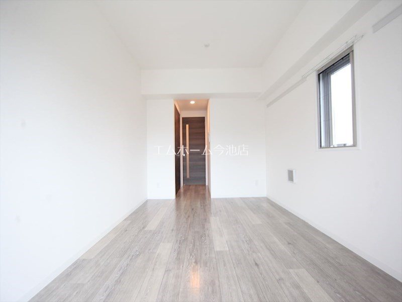 居室・リビング　洋室9.1帖　エアコン付　収納充実　南向バルコニー