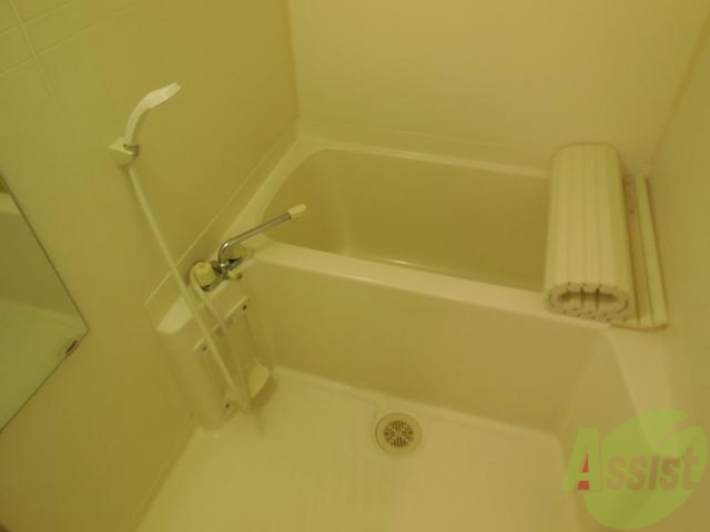 バス・シャワールーム　大きめの浴槽で一日の疲れを癒やしてください。