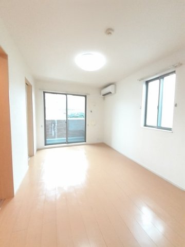 居室・リビング　明るい洋室です