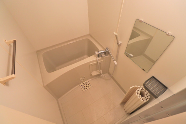 バス・シャワールーム　大きめの浴槽で一日の疲れを癒やしてください