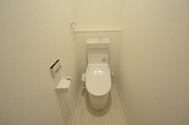 トイレ　温水洗浄便座機能付きのトイレです♪