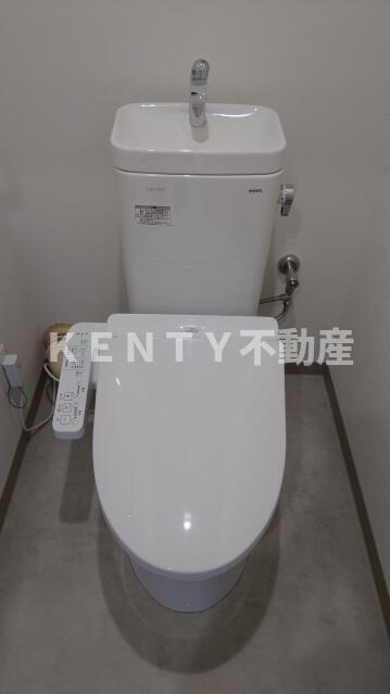 トイレ　落ち着いた色調のトイレです