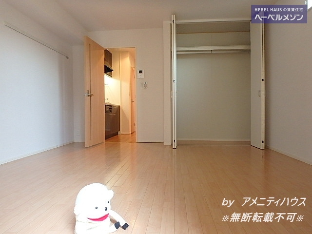 居室・リビング　●テラス側から居室スペースを撮影。