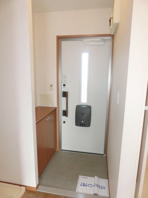 玄関　玄関にはシューズボックス有ります